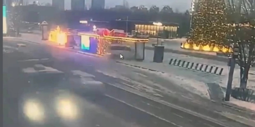 Тежегіш пен газды шатастырған жүргізуші аялдаманы қиратты