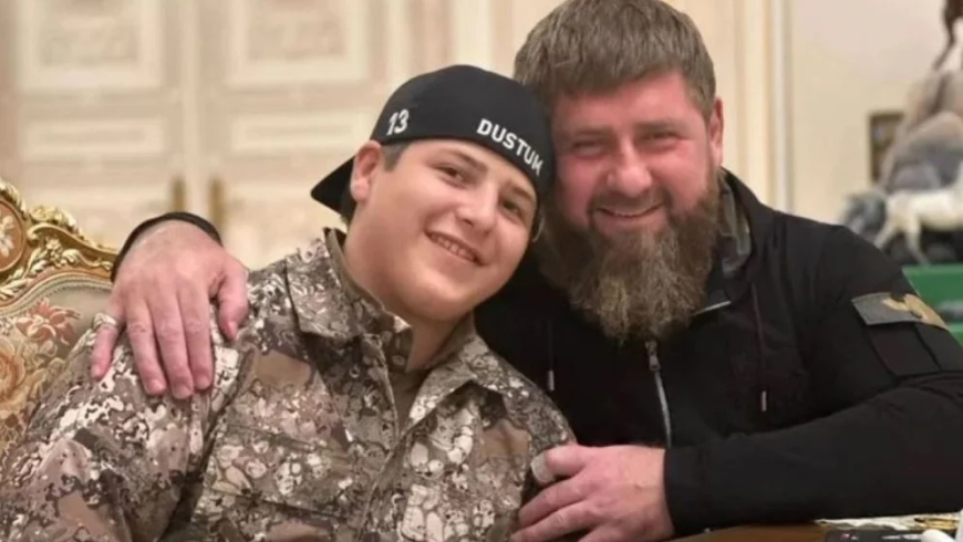 «Сені барып алып кете саламыз». Қадыровтың 18 жастағы ұлы Зеленскийге қоқан-лоқы жасап, Николас Мадуроның кебін киетінін айтты