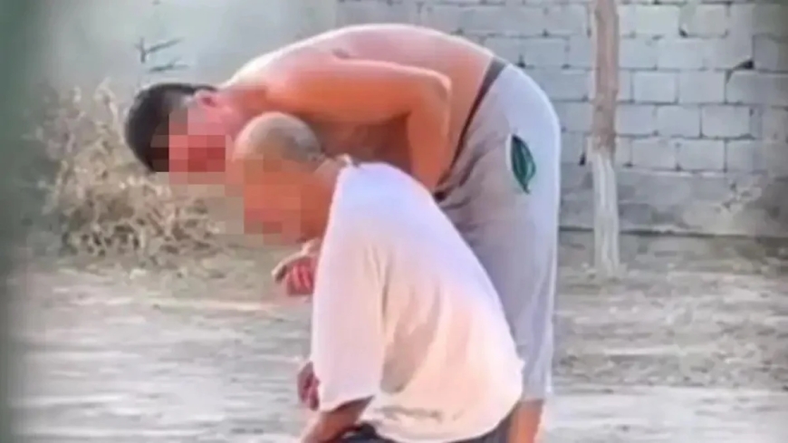 «Ашуға берілдім»: Шардара тұрғыны не себепті әкесін аяусыз ұрғанын айтты