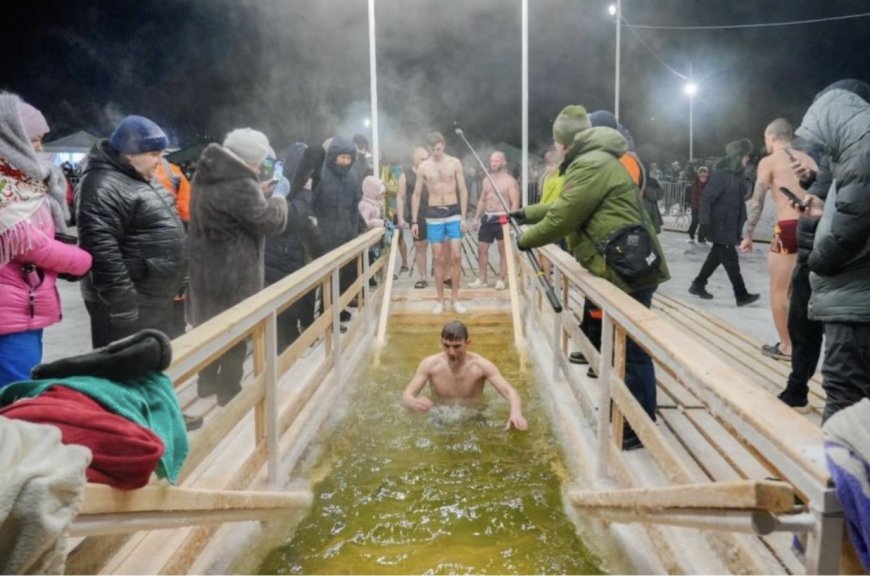 Астанада Крещение мерекесіне орай ұйымдастырылған жаппай шомылу рәсіміне жүздеген адам қатысуда