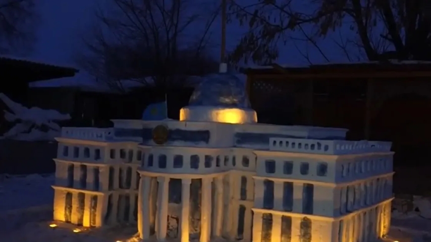 «5 тоннадай қар кеткен»: БҚО тұрғыны қардан Ақорданың макетін жасап шықты