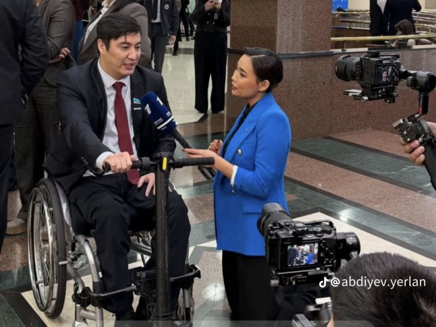 «Құрмет пен теңдікті көрдім»: Тізерлеген журналист  көпшілікті тәнті етті