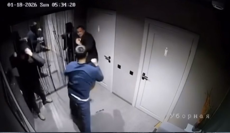 Атыраудағы түнгі клубта  ер адамды  аяусыз  сабап кеткен