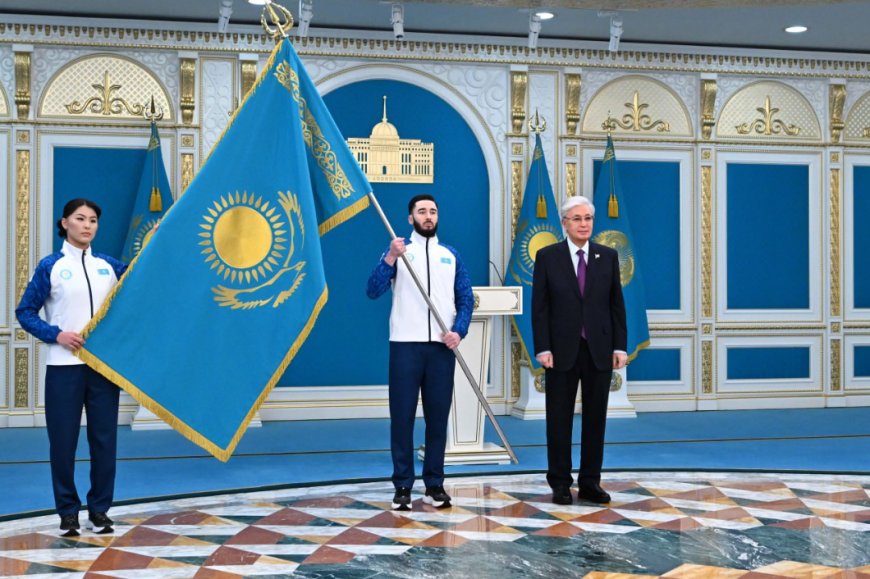 Тоқаев Қысқы Олимпиада ойындарына қатысатын спортшыларға Мемлекеттік туды тапсырды
