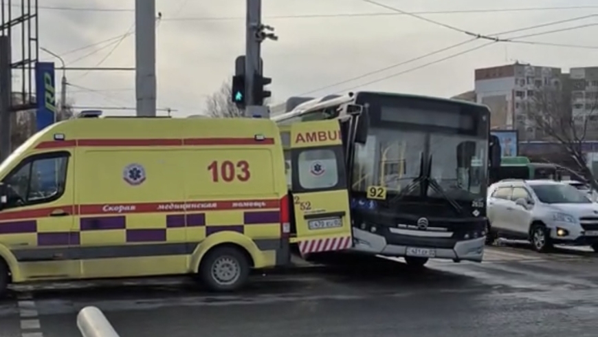 Алматыда автобус жүргізушісі тізгінде келе жатып көз жұмды