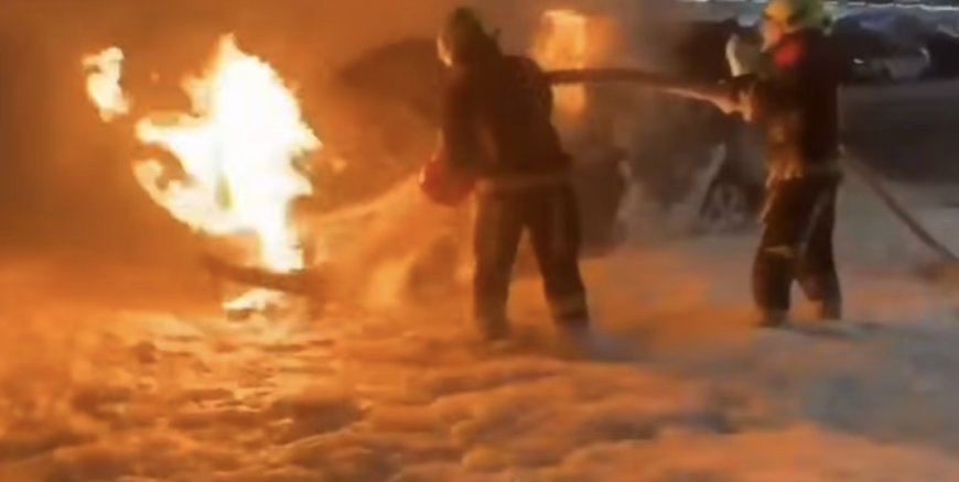 Астанада жол үстінде жеңіл көлік өртенді