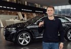 «Ұлы үшін өзін құрбан етті»: Арсен Томский Михаил Шайдоровтың әкесіне Audi Q8 сыйлады