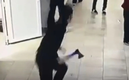 Құлсарыда мектеп дәлізінде балтамен жүрген жасөспірім ұсталды