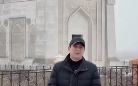 Уәдесінде тұрды: Қайрат Әділгерей Құрманғазы кесенесіне барып, халықтан кешірім сұрады (ВИДЕО)