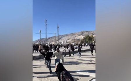 Иранда қаралы жиынға қатысушыларға оқ атылды: Бірнеше адам жараланды (ВИДЕО)