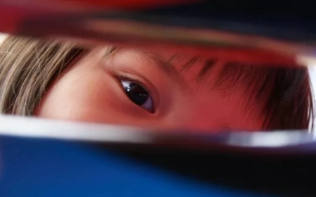 Повладарда үш жасар қыз көзіне қайшы тығып алған