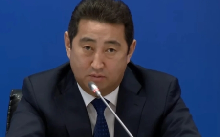 «Бауырларыңыз субсидия алды ма?»: Айдарбек Сапаров журналист сұрағына ашуланып, жауап беруден бас тартты