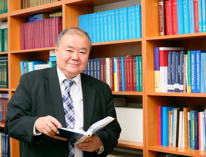 «1993 жылғы Конституция – ең тиімді нұсқа»: Ғалым жаңа түзетулердің демократия қағидатына сәйкес еместігін мәлімдеді