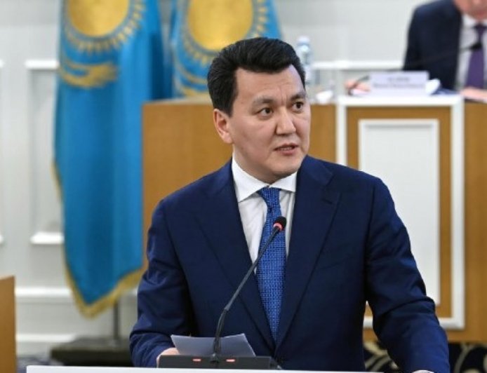 «Қазақ тілі кеңсе тіліне айналуы үшін  Ата заңымыз  түсінікті жазылуы керек» – Ерлан Қарин