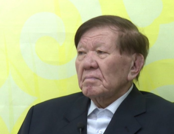 «Айтқанын бір сәтте ұмытып қалады»: Шахановтың келіні атасының жағдайы күрт нашарлағанын айтты