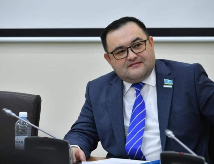 «Ашу үстінде сарказммен жаздым»: Депутат Самат Нұртаза мәлімдеме жасады