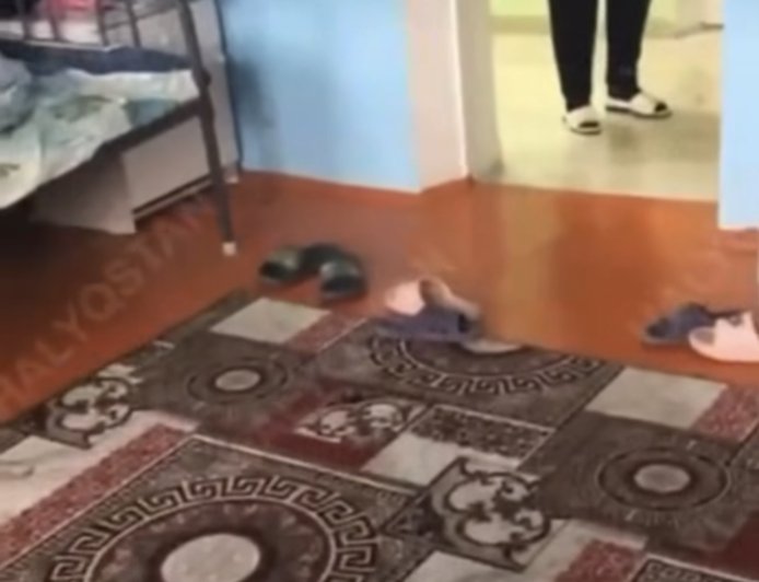 «Сен қызсың ғой»: Түркістанда студент қыздарды ұлдардың бөлмесін жууға мәжбүрлеген