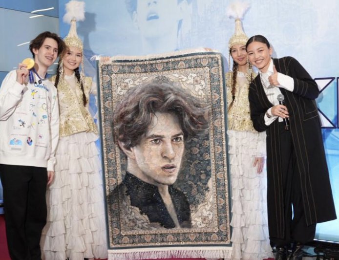 Михаил Шайдоровқа портреті бейнеленген кілем сыйлады