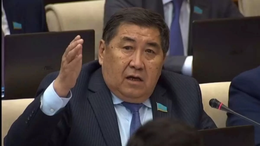 «Естінің ісі емес!»: Депутат Бапи қазақ тілін талап етуді неге «есерлікке» теңеді?