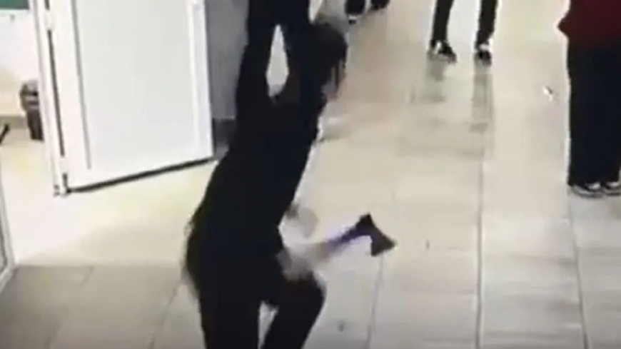 Құлсарыда мектеп дәлізінде балтамен жүрген жасөспірім ұсталды