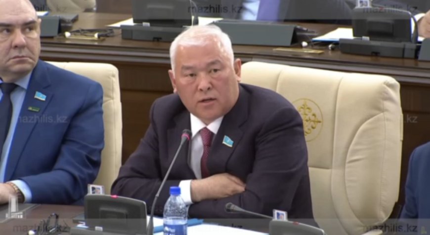 «Даусыңызды бәсеңдетіңіз»: Мұрат Әбенов пен вице-министр сөзге келіп қалды