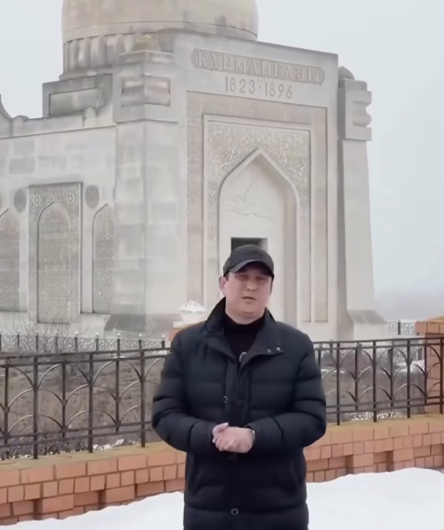 Уәдесінде тұрды: Қайрат Әділгерей Құрманғазы кесенесіне барып, халықтан кешірім сұрады (ВИДЕО)