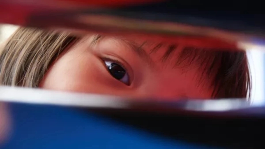 Павлодарда үш жасар қыз көзіне қайшы тығып алған