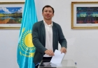 Геннадий Головкин Бангкоктағы референдум учаскесінде дауыс берді
