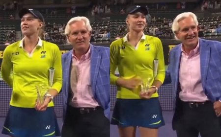 «Белінен ұстамақ болған»: Елена Рыбакина марапаттау рәсімінде ыңғайсыз жағдайға қалды (ВИДЕО)