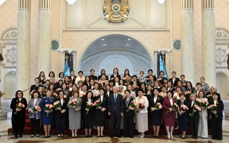 Президент бір топ қыз-келіншекті мемлекеттік наградалармен марапаттады