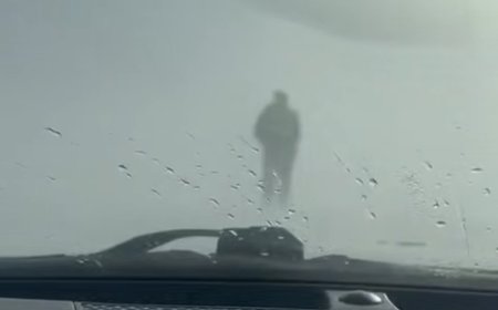 Жаяу жүріп жол көрсетті: Әулиекөл тасжолында полицейлер боранда қалған жүргізушіге көмекке келді  (ВИДЕО)