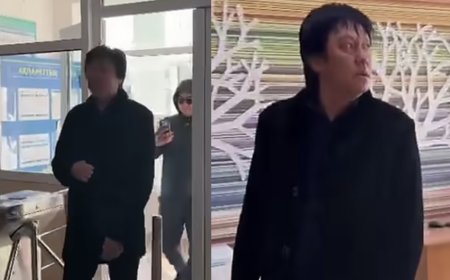«Жерге қарайтын түрі жоқ»: Өмірқұл Айниязовтың әрекеті елдің ашуын туғызып, сынның астына қалды (ВИДЕО)