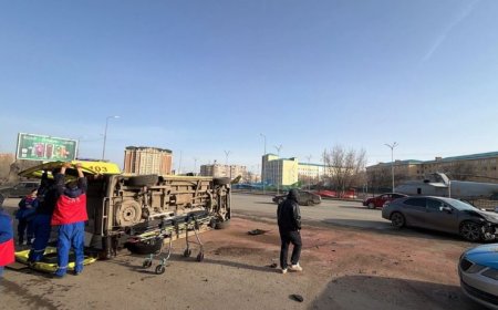 Ақтөбеде ішінде жүкті әйел бар жедел жәрдем көлігі аударылып қалды