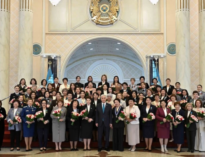 Президент бір топ қыз-келіншекті мемлекеттік наградалармен марапаттады