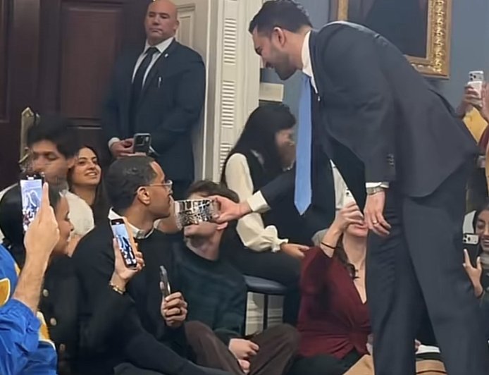 Нью-Йорк әкімшілігінде алғаш рет ауызашар берілді (ВИДЕО)