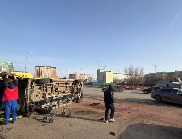 Ақтөбеде ішінде жүкті әйел бар жедел жәрдем көлігі аударылып қалды