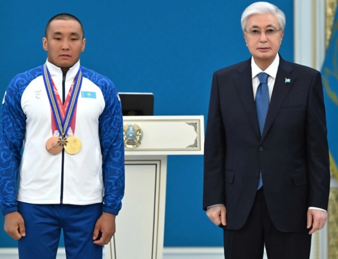 Тоқаев Паралимпиада ойындарының чемпионы Ербол Хамитовты марапаттады