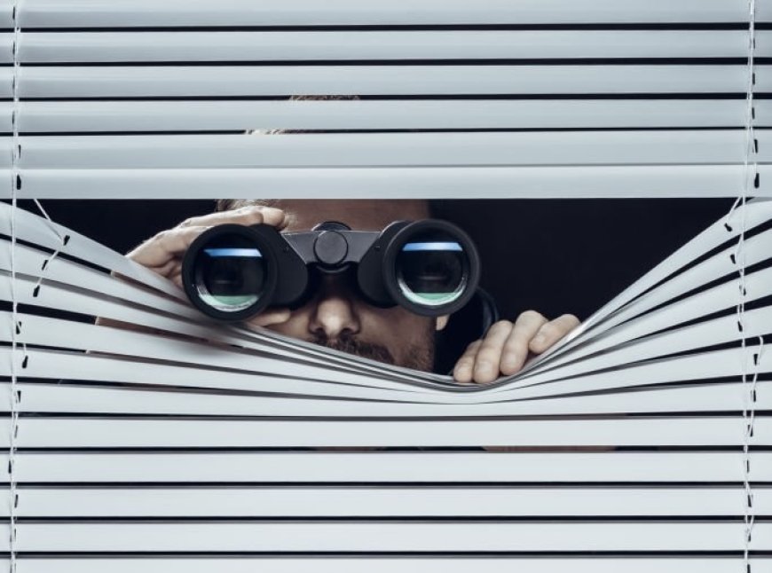 Аңдыған және терезеден сығалаған: Атырауда «Сталкинг» бабымен алғашқы үкімдердің бірі шықты