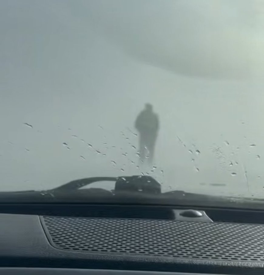 Жаяу жүріп жол көрсетті: Әулиекөл тасжолында полицейлер боранда қалған жүргізушіге көмекке келді  (ВИДЕО)