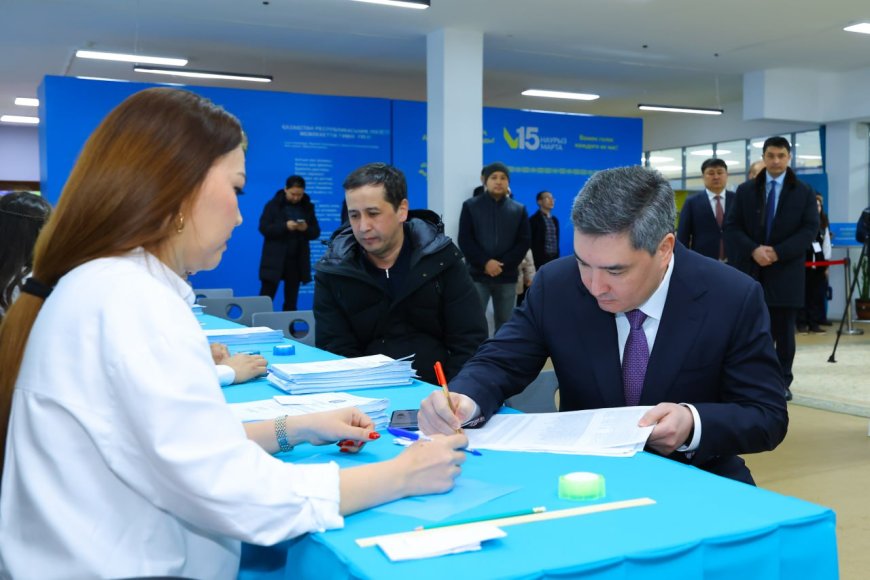 Премьер-министр Олжас Бектенов референдумда дауыс берді