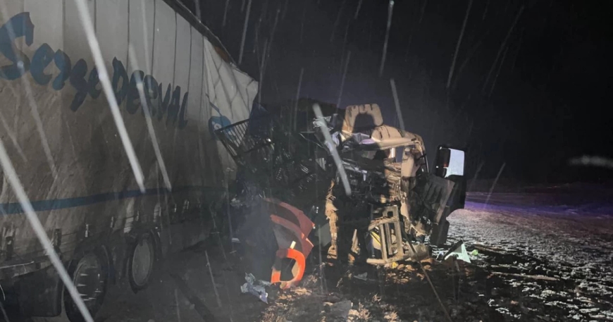 Ақмола облысында жүк көлігі мен жол жөндейтін техника соқтығысты