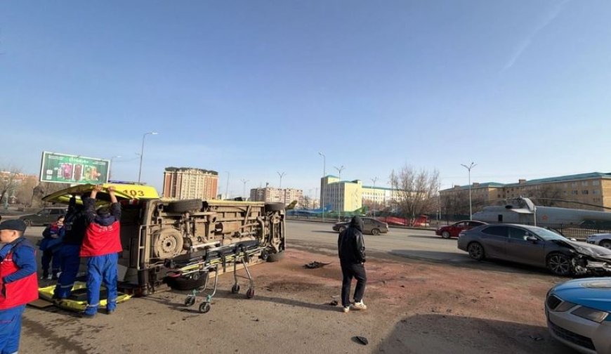 Ақтөбеде ішінде жүкті әйел бар жедел жәрдем көлігі аударылып қалды