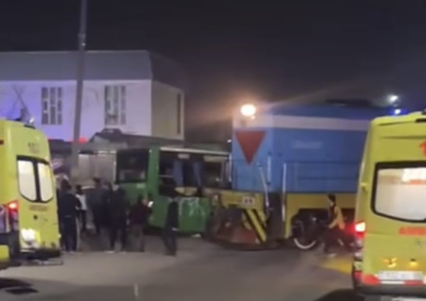 «Алты адам зардап шекті»: Алматы  маңында  пойыз бен автобус соқтығысты