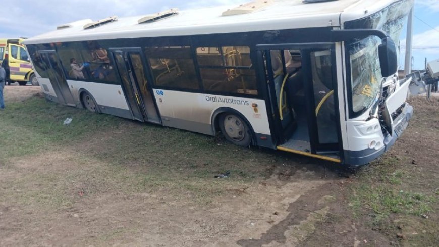 «Оқушының басы жарылған»: Батыс Қазақстанда мектеп автобусы апатқа ұшырады