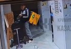 Алматылық курьер балалар арбасына дәрет сындырған (ВИДЕО)