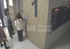 Алматыда ер адам подъезде екі қыз балаға шабуыл жасады