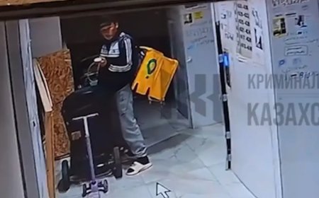 Алматылық курьер балалар арбасына дәрет сындырған (ВИДЕО)