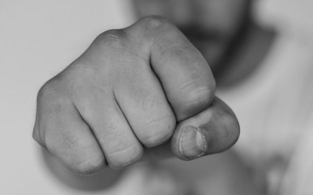 Біреуі пышақ жарақатын алған: Ақтөбеде мұнайшылар арасында төбелес болды