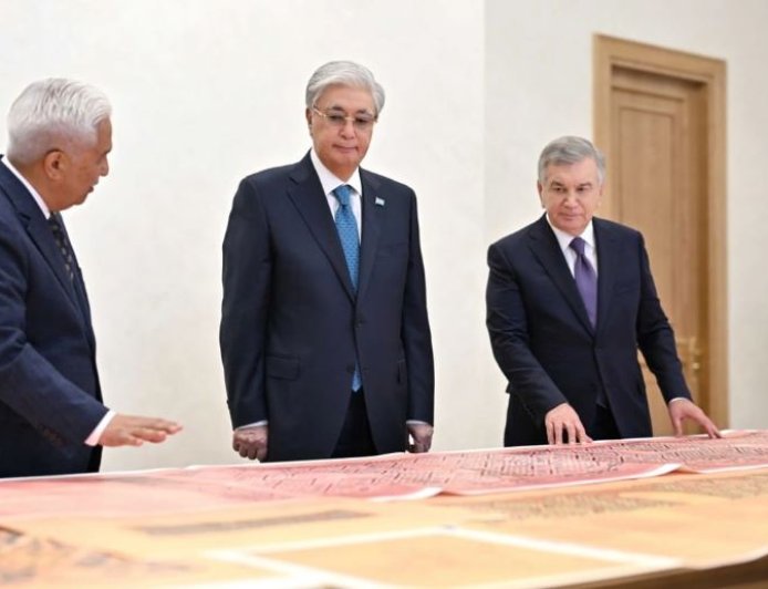 Мирзиёев Тоқаевқа бірқатар тарихи құжатты тапсырды