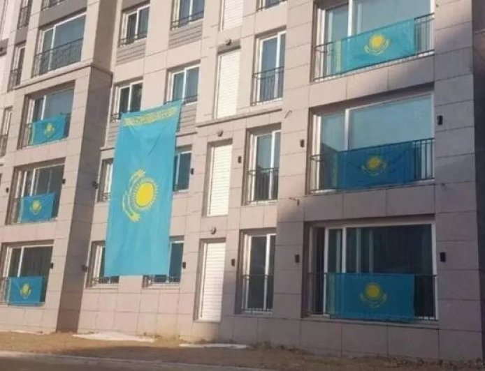 Бұдан былай көк байрақты балконға ілуге рұқсат берілуі мүмкін